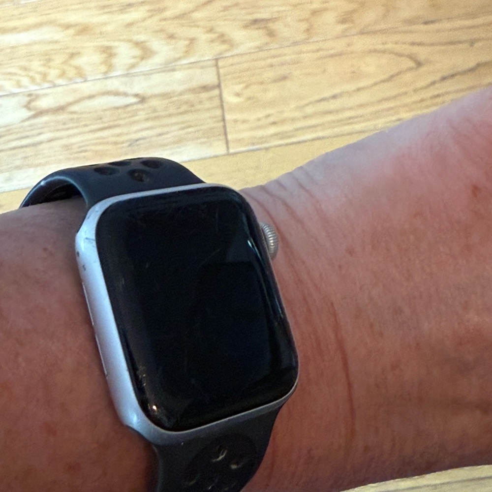 Apple Smartwatch Series 6 with Black Niki sport Band and charger